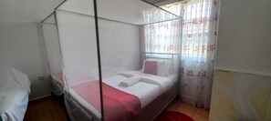 7 habitaciones, tabla de planchar con plancha, wifi y ropa de cama