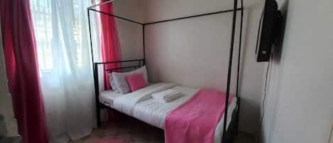 7 bedrooms, iron/ironing board, WiFi, bed sheets