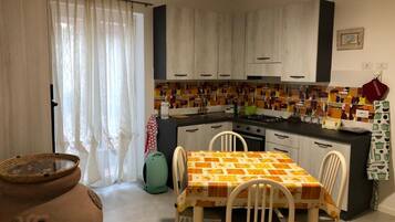 Réfrigérateur, four, plaque de cuisson, lave-vaisselle