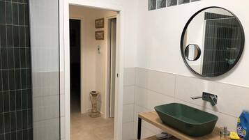 Douche, sĂšche-cheveux, bidet, serviettes fournies