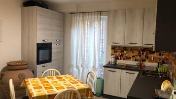 KĂŒhlschrank, Ofen, Herdplatte, GeschirrspĂŒler