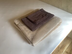 Caja de seguridad en la habitación, cortinas blackout y ropa de cama 