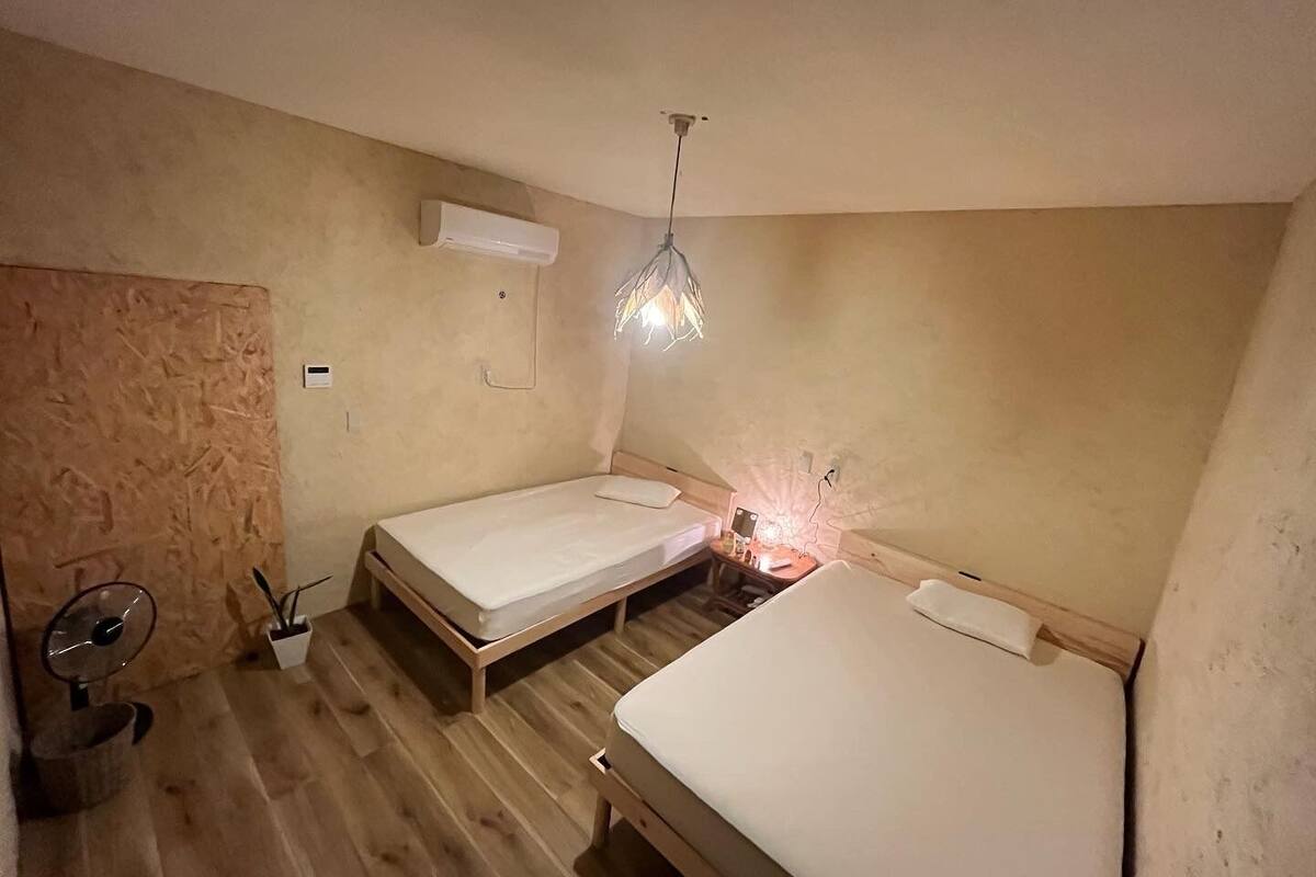 Caja de seguridad en la habitación, cortinas blackout y ropa de cama 