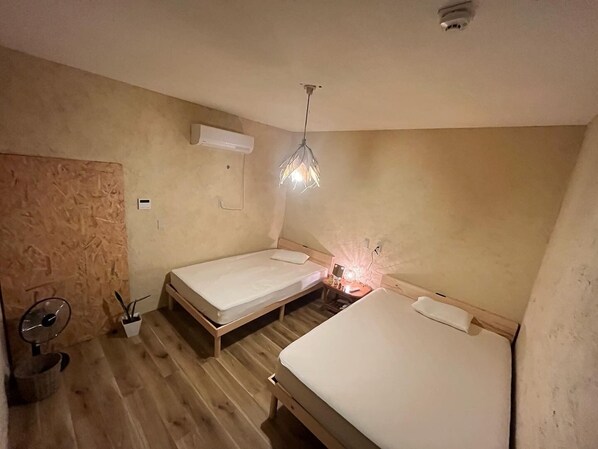 Chambre avec lits jumeaux | Coffres-forts dans les chambres, rideaux occultants, draps fournis