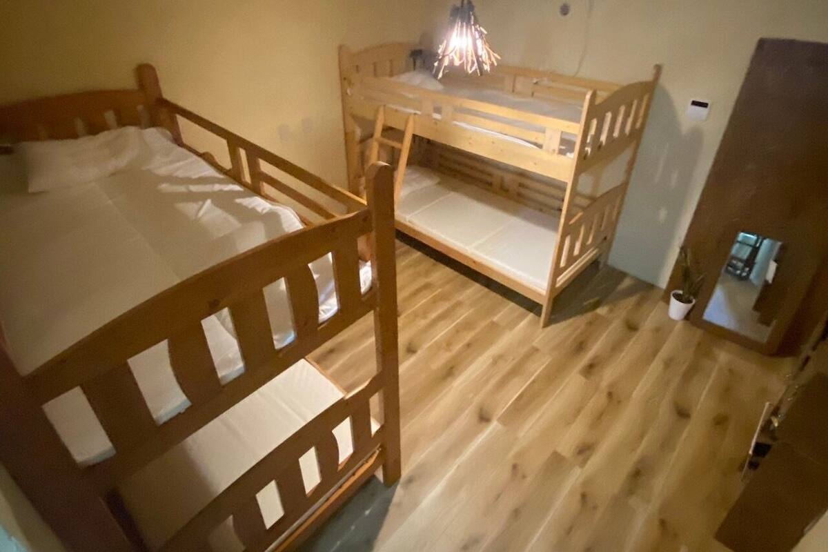 Caja de seguridad en la habitación, cortinas blackout y ropa de cama 