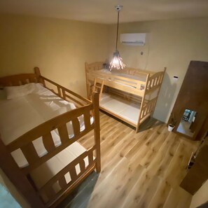 Caja de seguridad en la habitación, cortinas blackout y ropa de cama 