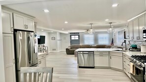Coffee/tea maker, fridge, microwave, oven - TOTALLY RENOVATED 6 BEDROOM HOME NEXTDOOR TO PICKLEBALL COURTS!!!! (Beach Haven Gardens)