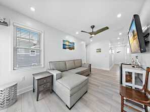 Smart TV - TOTALLY RENOVATED 6 BEDROOM HOME NEXTDOOR TO PICKLEBALL COURTS!!!! (Beach Haven Gardens)