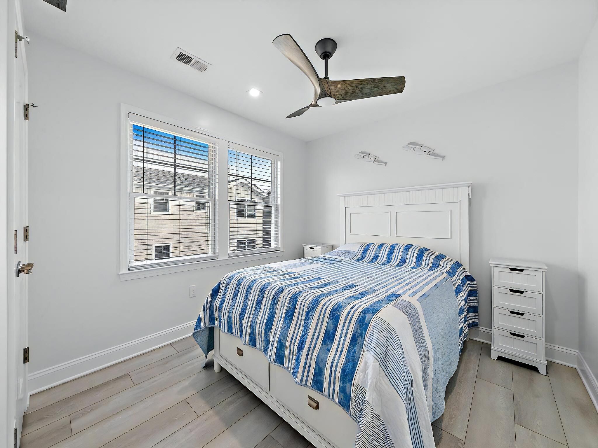 6 bedrooms, iron/ironing board, WiFi (free)