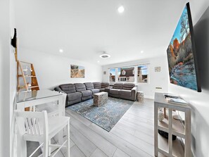 Smart TV - TOTALLY RENOVATED 6 BEDROOM HOME NEXTDOOR TO PICKLEBALL COURTS!!!! (Beach Haven Gardens)