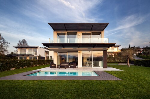 Lake Sunbeam Villa by Wonderful Italy