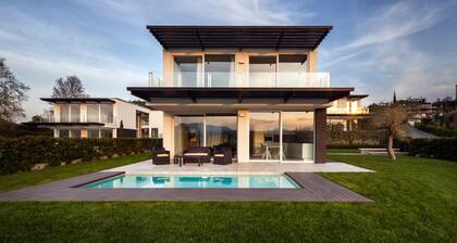 Lake Sunbeam Villa by Wonderful Italy