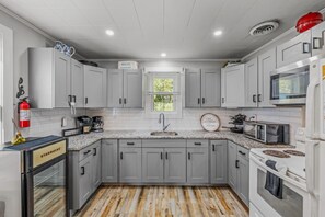 ثلاجة، ميكروويف، فرن، موقد طهي مسطح