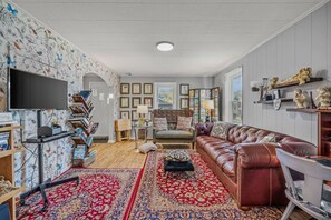 TV, fireplace - Refugio - Artsy vibe and retreat, zen garden, fire pit, downtown Berkeley Springs (Berkeley Springs)