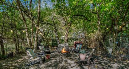 Refugio - wifi, fire pit, zen garden, town location, artsy vibe