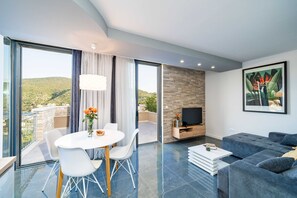 Apartment (One-Bedroom Apartment with Shared Poo) | Living room