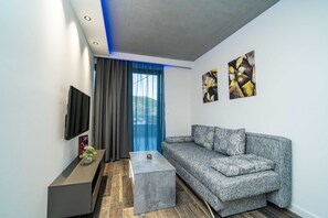 アパートメント (Two-Bedroom Apartment with Shared Poo) | リビングルーム | 25 インチのスマートテレビ (衛星放送視聴可)