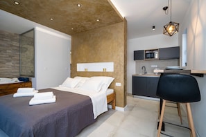 Monolocale (Studio Apartment with Hot Tub) | 3 camere, culle/letti per bambini (gratuiti)