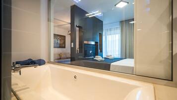 Studio (Studio Apartment with Terrace) | Kamar mandi | Handuk