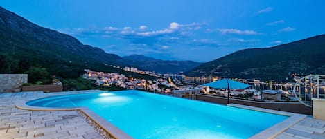 Sæsonbestemt udendørs pool, infinity-pool, parasoller, liggestole