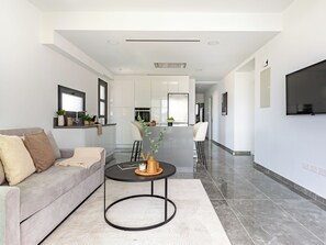 Apartment, 2 Schlafzimmer, Balkon | Esszimmer