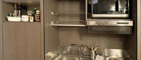 Mikrowelle, Herdplatte, Wasserkocher mit Kaffee-/Teezubehör