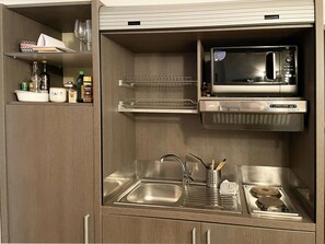 Microondas, placa de cocina, cafetera/tetera, tetera/pava eléctrica