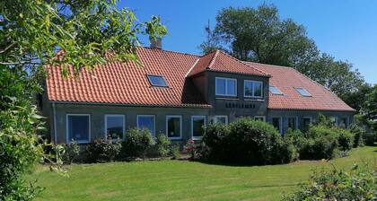 Holiday apartment with sea view near the beach