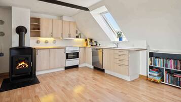 Fridge, oven, stovetop, dishwasher