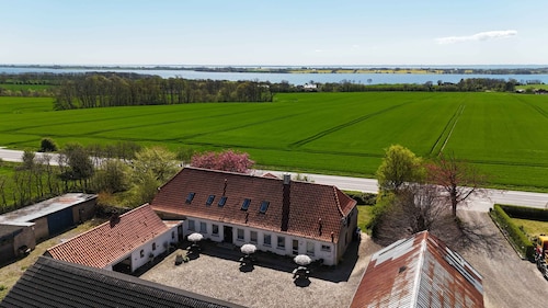Holiday apartment with sea view near the beach