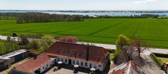 Holiday apartment with sea view near the beach