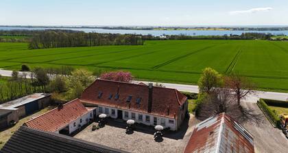 Holiday apartment with sea view near the beach