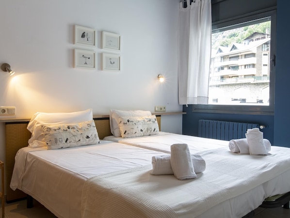 3 bedrooms, iron/ironing board, Internet, bed sheets