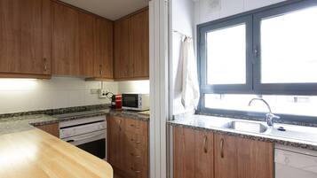 Een koelkast, een magnetron, een oven, een vaatwasser