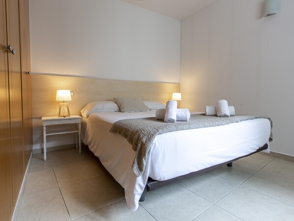 2 chambres, fer et planche à repasser, Wi-Fi, draps fournis