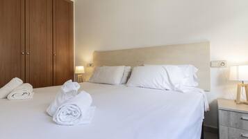 2 bedrooms, internet, bed sheets