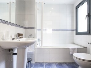 Sèche-cheveux, serviettes fournies