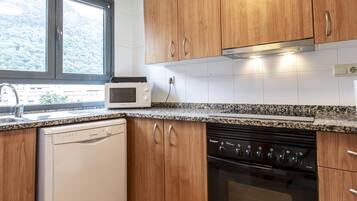 Fridge, microwave, oven, dishwasher