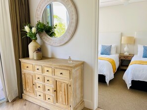 3 bedrooms, iron/ironing board, travel cot, WiFi - Noosa Penthouse between Noosa River & Keyser Is - family haven w/district views (Noosaville)