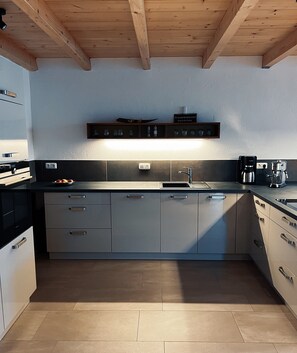 Réfrigérateur, four, plaque de cuisson, lave-vaisselle