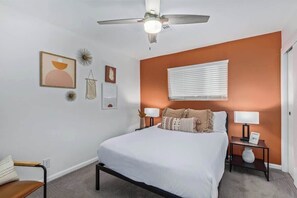 4 Schlafzimmer, Schreibtisch, Bügeleisen/Bügelbrett, Reisekinderbett