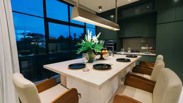 Studio Suite Deluks, 1 kamar tidur, Bebas Asap Rokok, pemandangan halaman | Area keluarga | TV layar datar