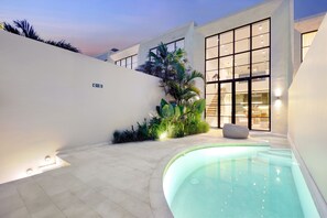 Una piscina al aire libre