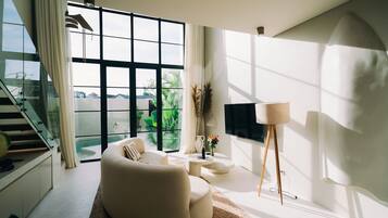 Studio Suite Deluks, 1 kamar tidur, Bebas Asap Rokok, pemandangan halaman | Area keluarga | TV layar datar