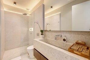 이그제큐티브 타운홈, 침실 2개 | 욕실 | 별도의 욕조 및 샤워 시설, 레인폴 샤워기, 헤어드라이어, 타월