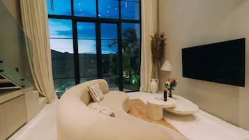 Studio Suite Deluks, 1 kamar tidur, Bebas Asap Rokok, pemandangan halaman | Area keluarga | TV layar datar