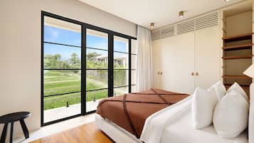 Townhouse Eksekutif, 2 kamar tidur | Brankas, meja kerja, ruang kerja ramah laptop, dan tirai kedap cahaya