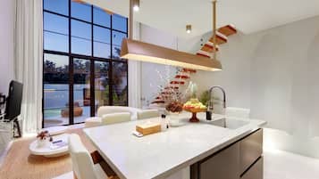 Townhouse Eksekutif, 2 kamar tidur | Makan di kamar