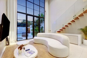 Maison en rangée exécutive, 2 chambres | Aire de séjour | Téléviseur à écran plat