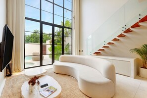 Executive Townhome, 2 Bedrooms | Ruang tamu | TV skrin rata 